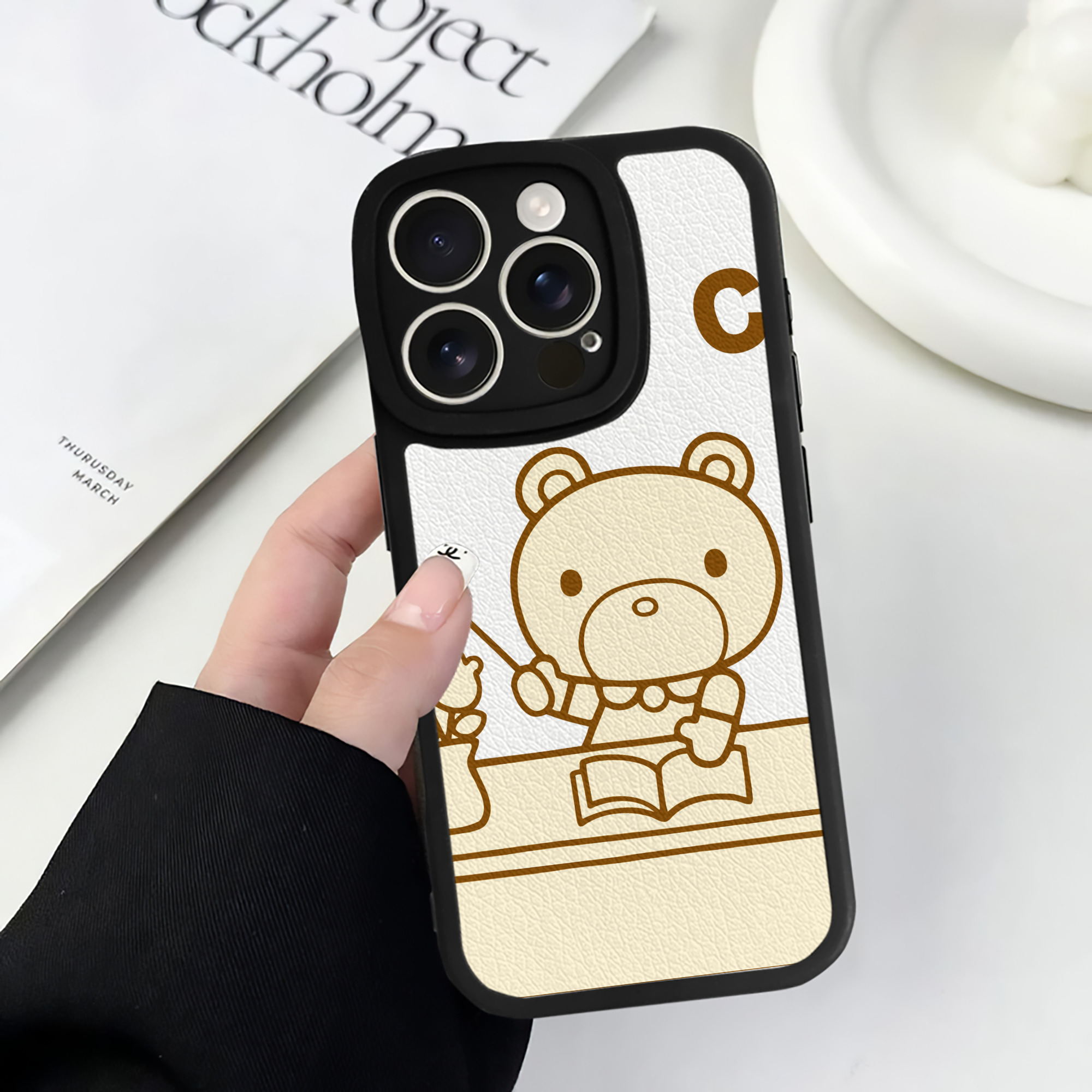 （画像用） Hello Kitty ハローキティ 【iPhone 16シリーズ対応】シリコンスマホケース（レザー調） 材質：シリコン